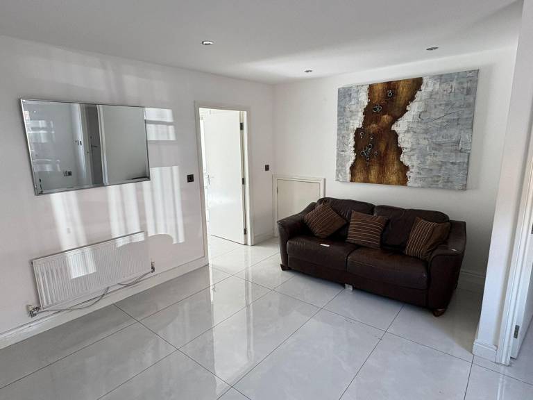 House - Sleeps 5, Private Parking & Pets Allowed — photo 2