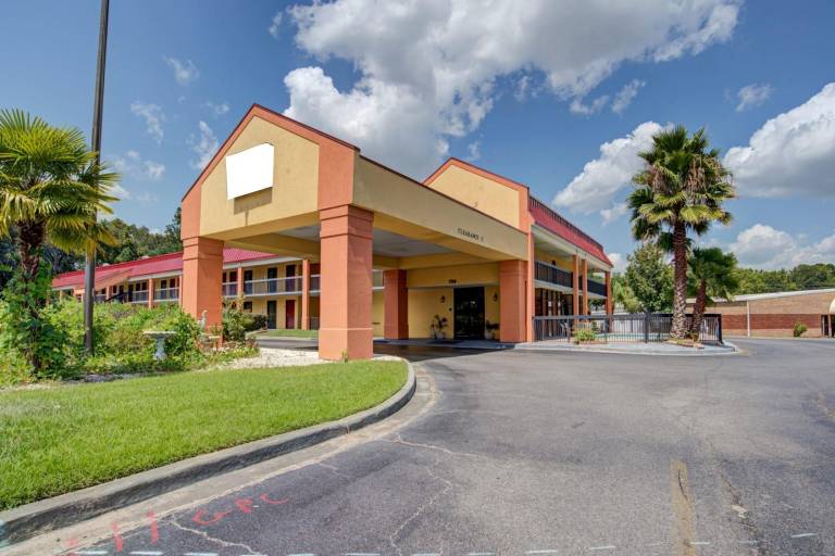 Suburban Studios Hinesville - Fort Stewart Area in Hinesville, GA