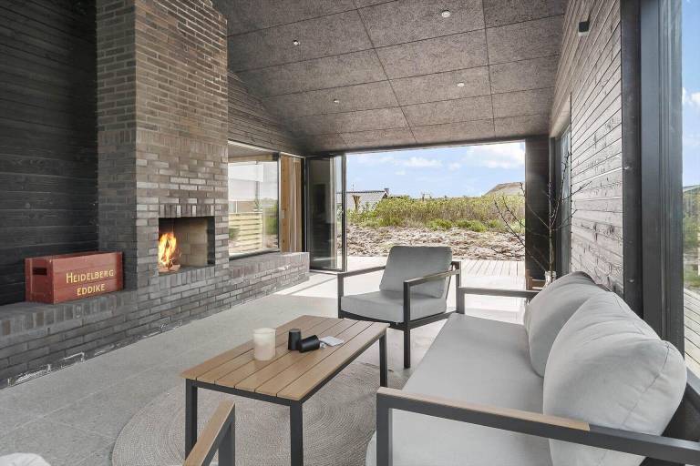 Vacation home with jacuzzi, barbeque & patio — photo 4
