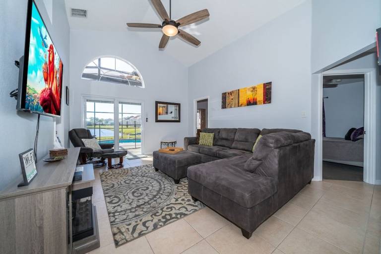 Vacation home with private pool & barbecue | Water view — photo 4