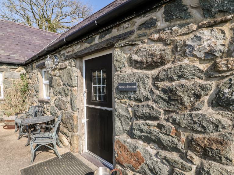 Cottage with garden — photo 2