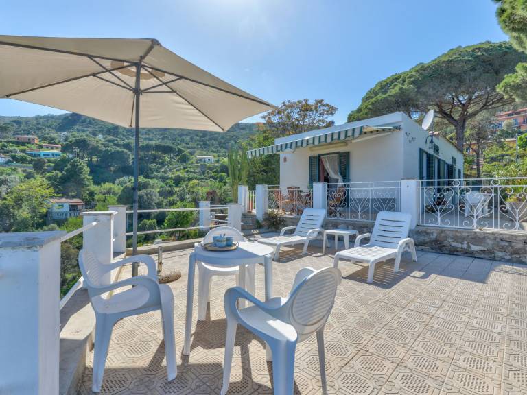 Vacation home with barbecue, patio & garden | Sea view — photo 2