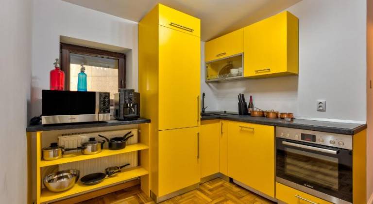 Lovely holiday apartment with hot tub | Next to Romanian Athenaeum | Pets are welcome — photo 3