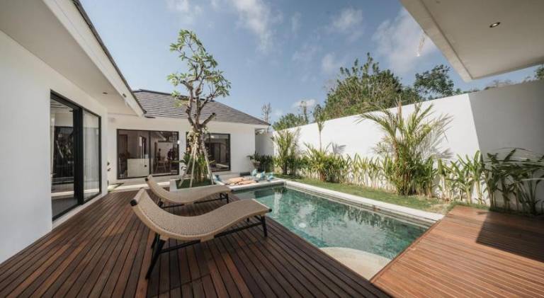 Villa with pool — photo 3