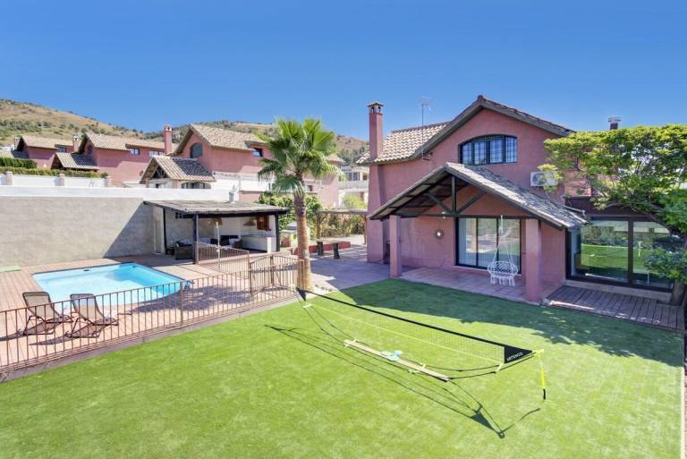 Fully equipped charming house with hot tub, BBQ & pool | Pet-friendly in Granada