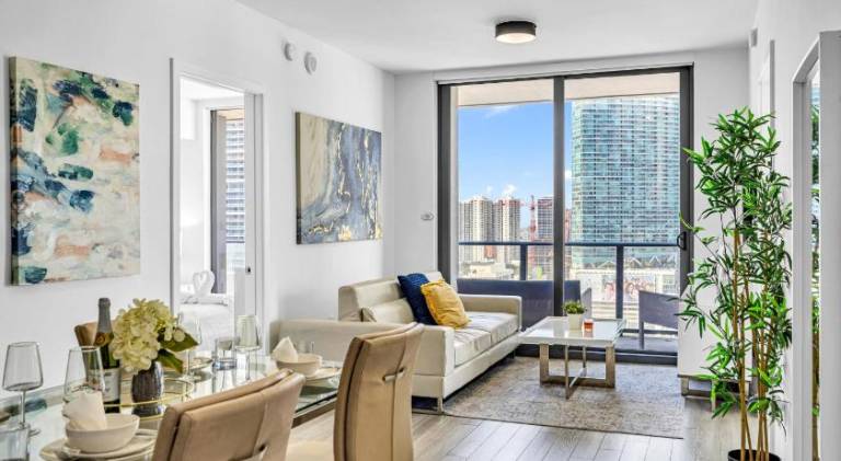 Holiday apartment with jacuzzi & pool | Near Bayside Marketplace | Pets allowed — photo 2