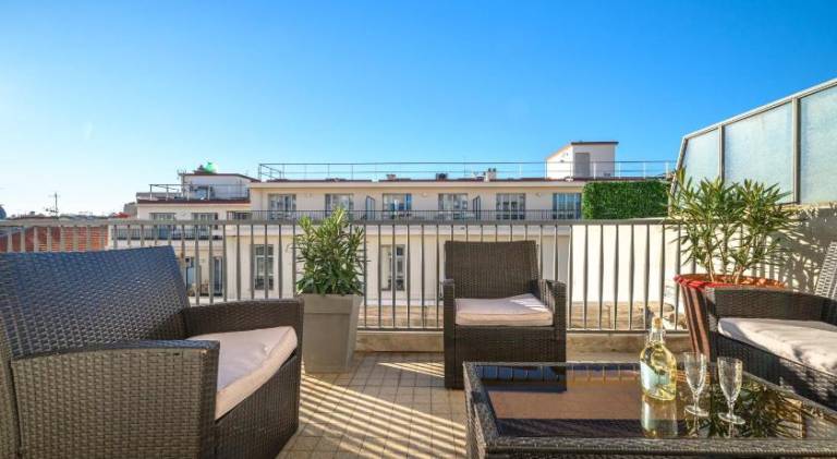 Apartment with patio | Near Place Masséna — photo 2