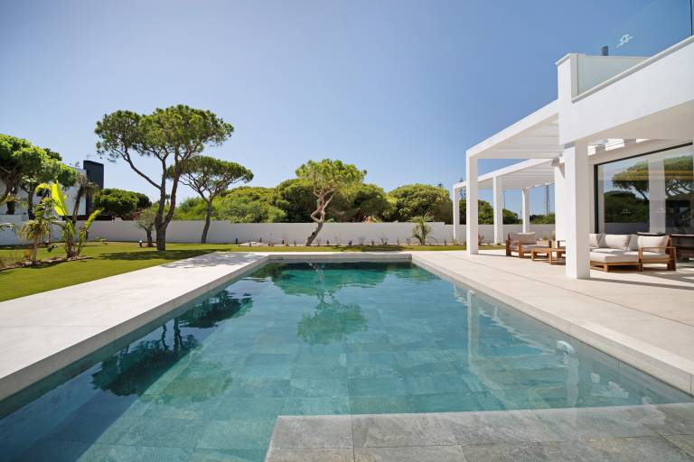 Fully equipped charming villa with terrace, private pool & garden | Pet-friendly in Chiclana de la Frontera