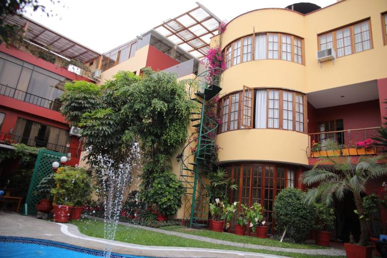 Serviced apartment with private pool, yard & patio — photo 5