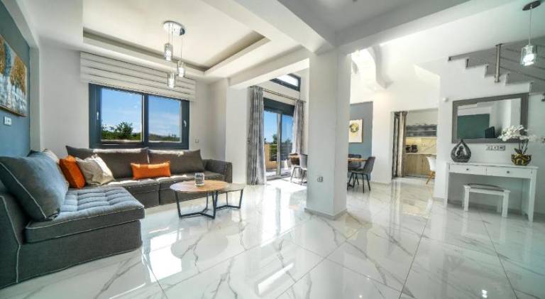 Ample holiday apartment with barbecue, private pool & yard | Suitable for remote work | Dogs allowed — photo 2