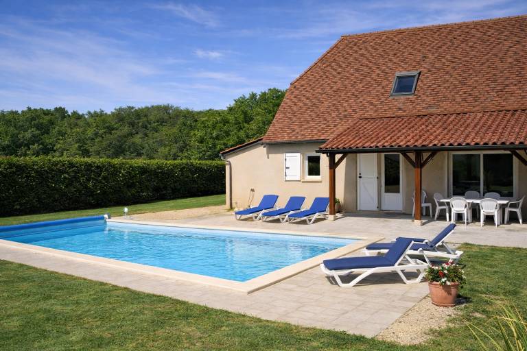 Vacation home with private pool, grill & garden | Garden view — photo 2