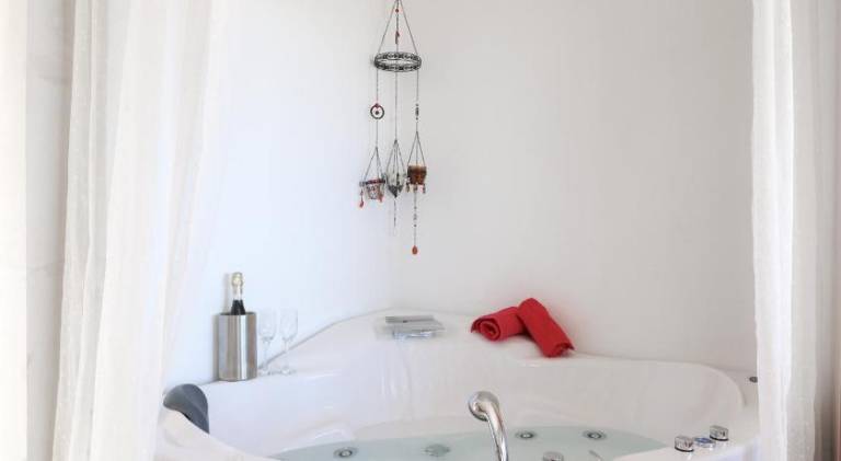 Villa with pool, BBQ & hot tub | Perfect for remote work — photo 4