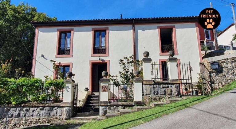 House with terrace & yard in Cangas de Onís