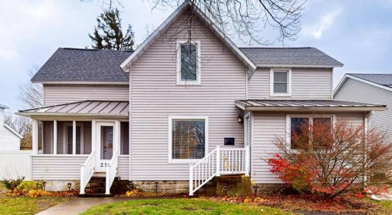 Vacation home with pool & jacuzzi | Next to the beach | Dogs allowed in South Haven, MI