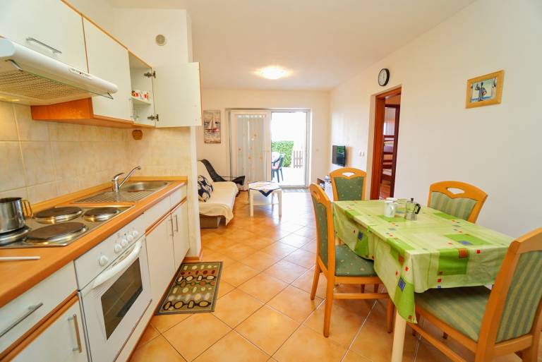 Apartment with barbecue & patio | Beach view — photo 5