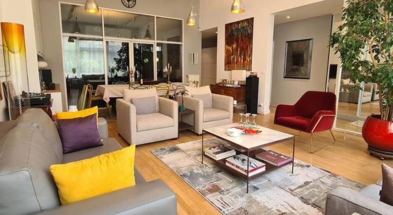 Apartment with patio in Bagnolet