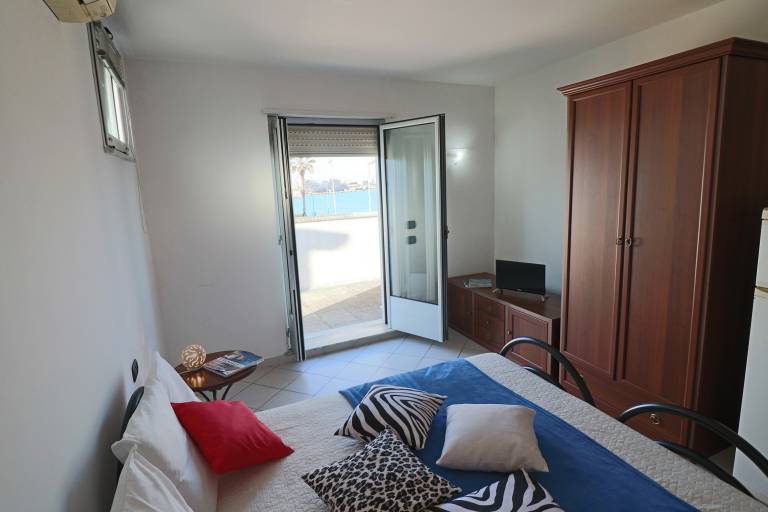 Child-friendly studio with patio | Sea view | Next to the beach | Pets are welcome in Otranto