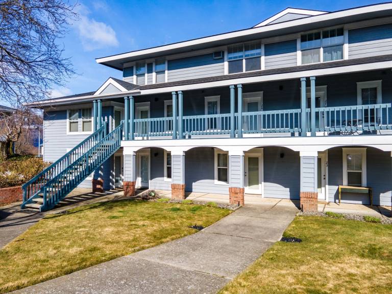 Family-friendly pleasant condo with patio | Dogs allowed — photo 4