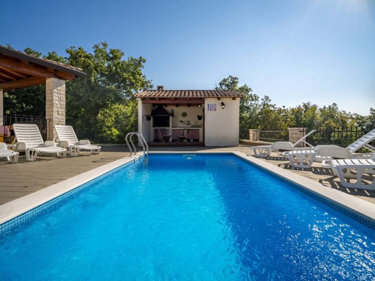 Fully equipped house with garden, terrace & private pool | Pet-friendly — photo 2