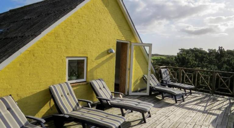 Vacation home with hot tub & yard in Ribe