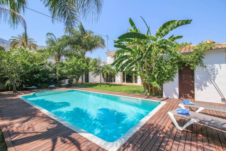 Villa with BBQ, garden & private pool — photo 3