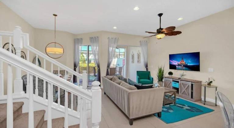 Vacation home with pool — photo 4