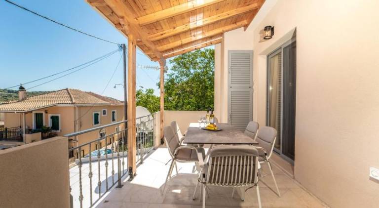 Apartment with patio — photo 4