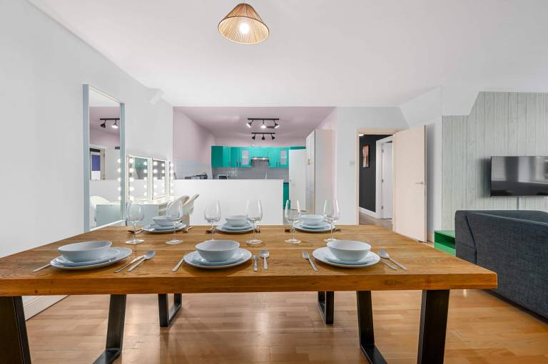 Family-oriented apartment | Close to Manchester Town Hall | Suitable for remote work | Dogs allowed — photo 3