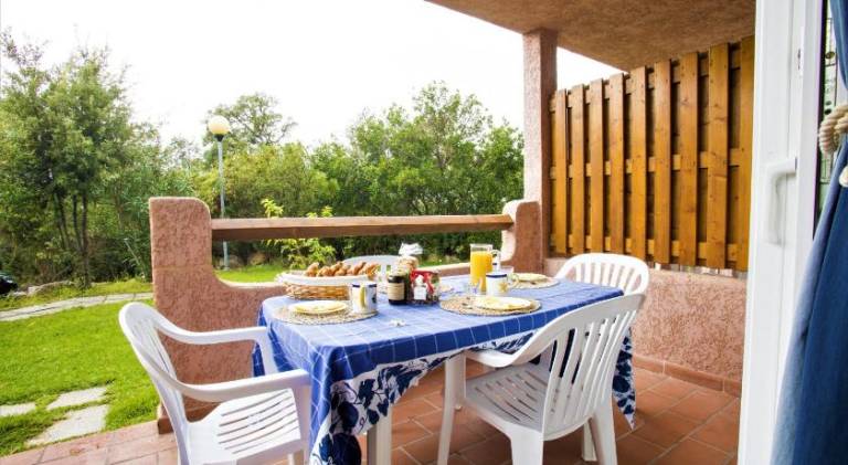 Serviced apartment with yard, barbecue & pool — photo 3