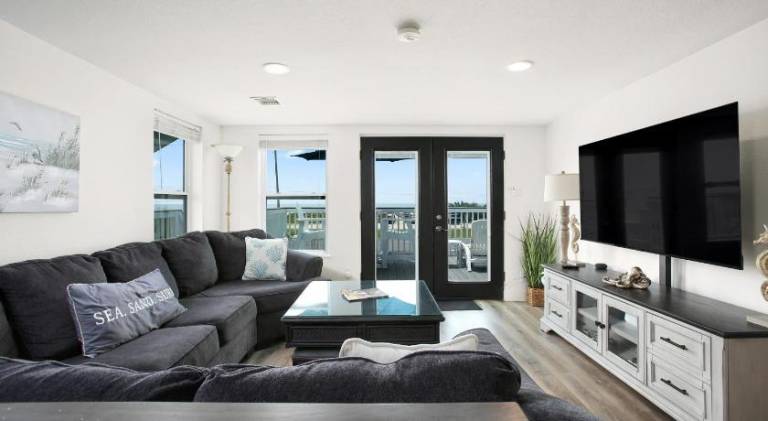6 Bedroom plus Crows Nest with Beach View — photo 2