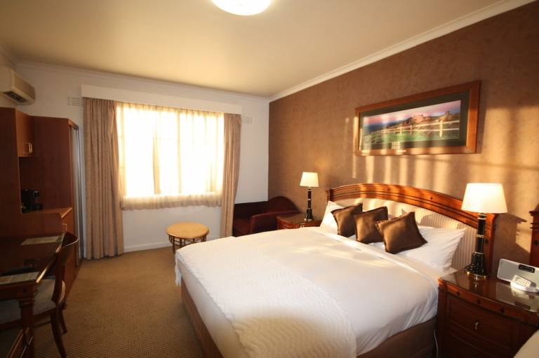 Motel Queanbeyan City Council