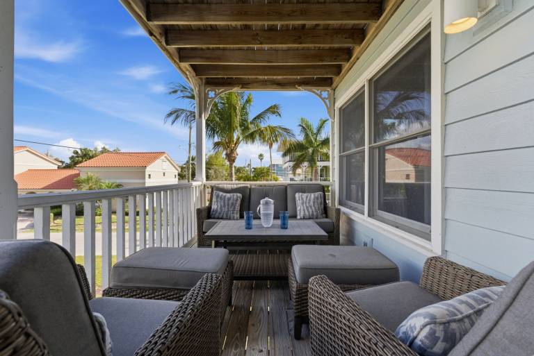 Walk to Beach, Park, & More! Cozy 2 Bed Condo in Bradenton Beach, FL
