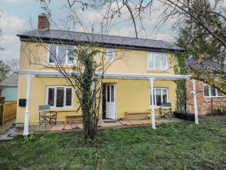 Cottage with yard in Warwick