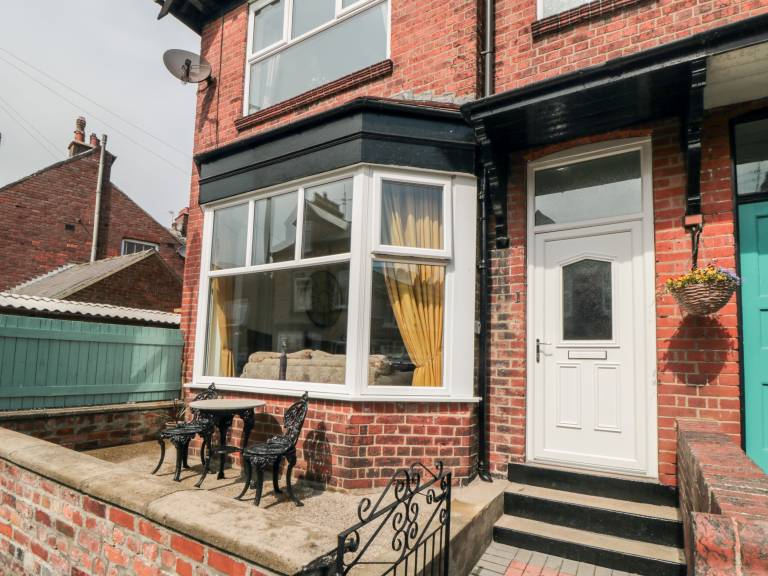 Cottage with yard | Beach view in Scarborough