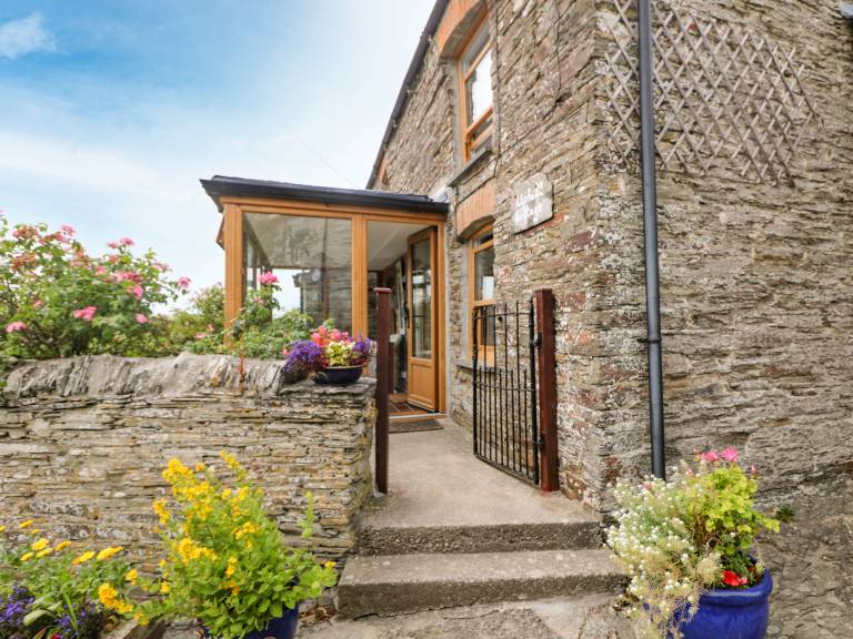 Cottage with yard & terrace | Beach view — photo 3