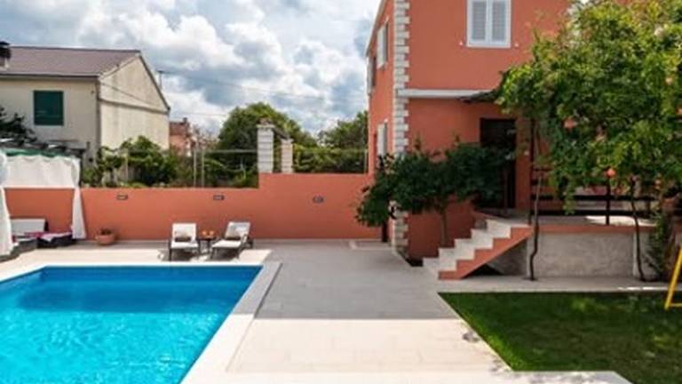 Villa with terrace, private pool & yard — photo 3