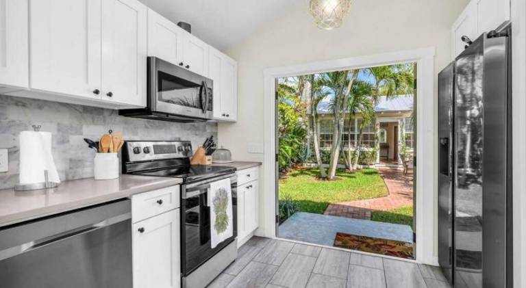 Ample villa with hot tub & pool | Pet-friendly — photo 5
