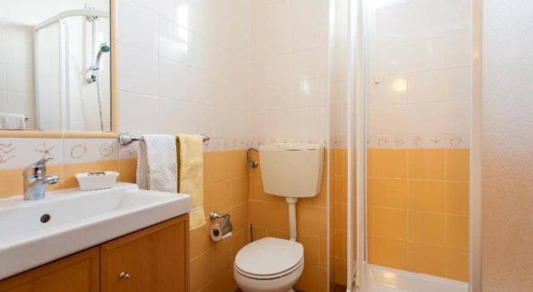 Holiday apartment with 2 rooms for 6 persons — photo 2