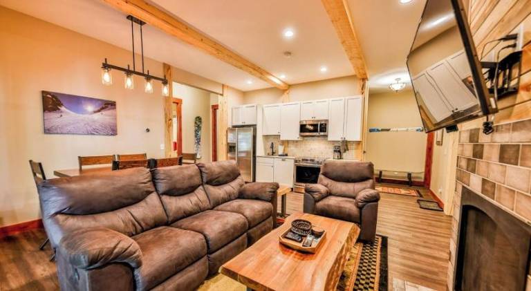 New creek side chateau guest suite! Booking for Ski Season NOW! With hot tub! — photo 2