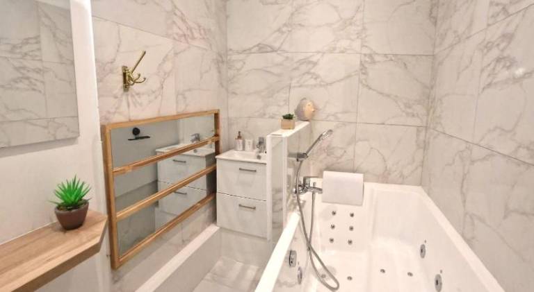 Rental apartment with jacuzzi — photo 3