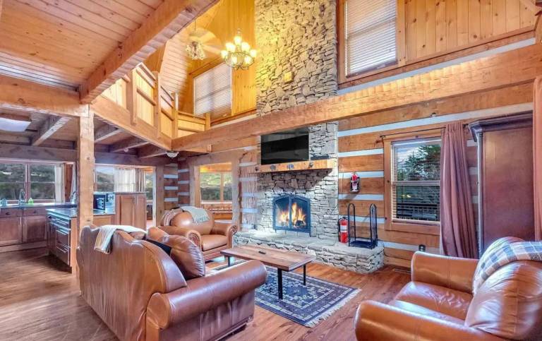 Secluded 7BR Mountain Escape on 7 Acres — photo 2