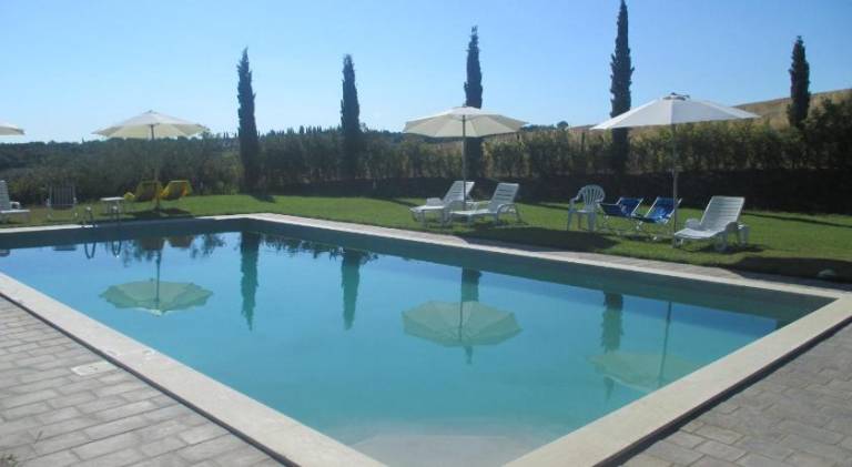 Serviced apartment with pool, garden & patio — photo 3