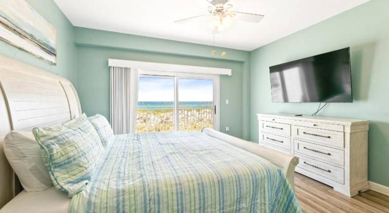 Apartment with pool in Pensacola, FL