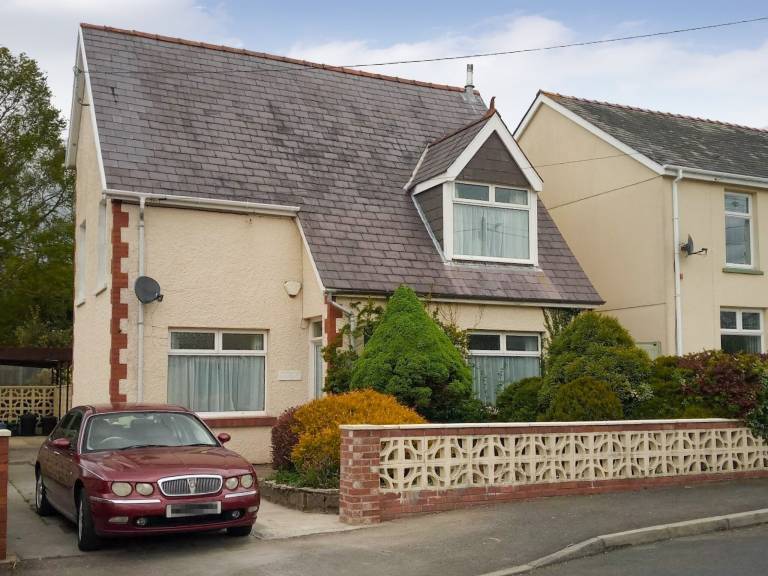 Cottage with garden in Carmarthen