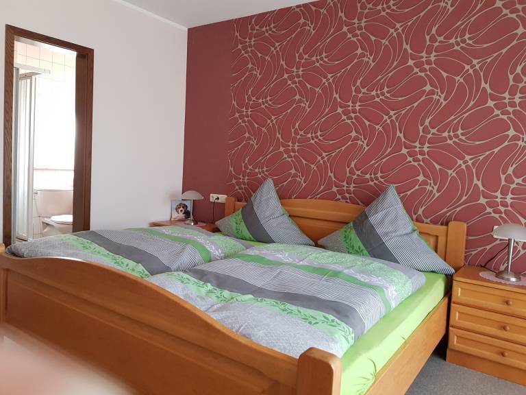 Doppelzimmer 3 mit Terrasse und Ausblick ins Grüne