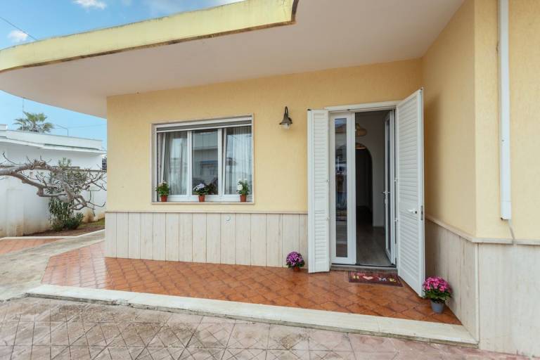 Villa with grill & yard | Garden view — photo 4