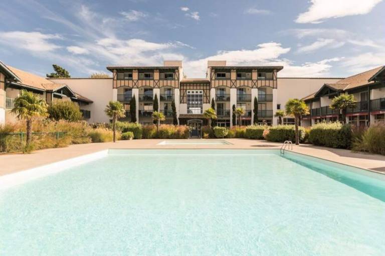 Apartment with patio in Dax