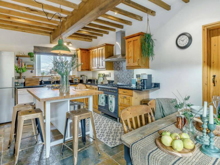 Cottage with hot tub & yard | Pet-friendly — photo 4