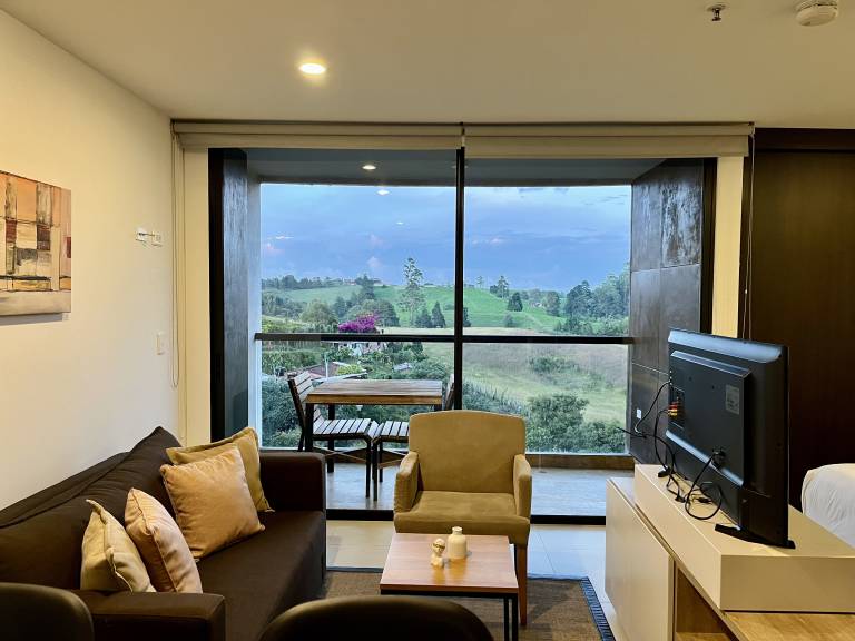 Apartasuite cercana al aeropuerto internacional MED — photo 3
