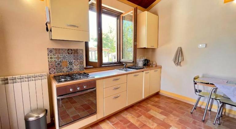 Rental apartment with BBQ, yard & pool — photo 3